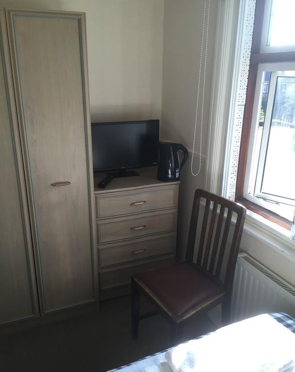 Tweepersoonskamer met 2 Aparte Bedden en Badkamer
